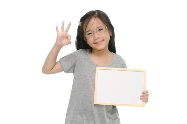 Menina asiática segurando vazio quadro branco — Fotografia de Stock