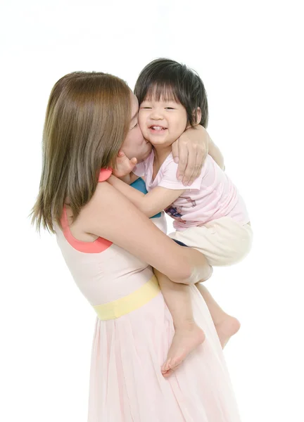 Mãe e bebê beijando, rindo e abraçando — Fotografia de Stock