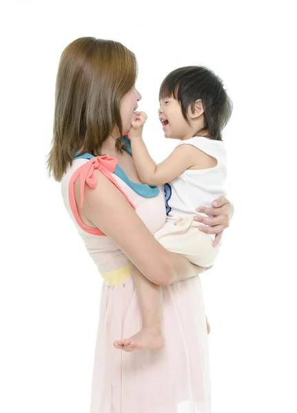 Mamma och baby kyssar, skratta och kramas — Stockfoto