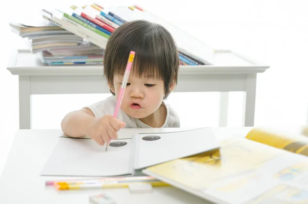 Piccolo ragazzo sta scrivendo — Foto Stock