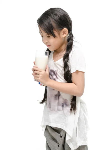 Küçük Asyalı kız süt içiyor — Stok fotoğraf