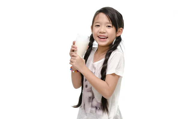 Fogyasztói tej kis-ázsiai lány — Stock Fotó