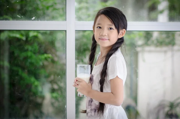 Pouco asiático menina beber leite — Fotografia de Stock