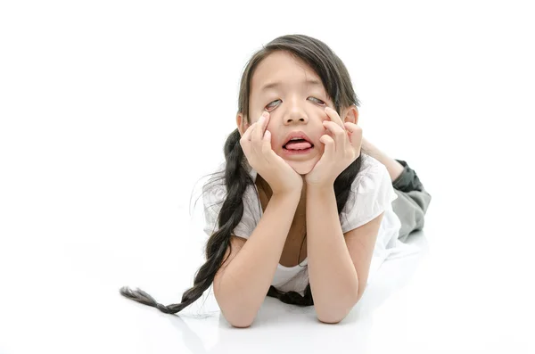 Klein schattig Aziatische meisje rusten kin met de hand — Stockfoto