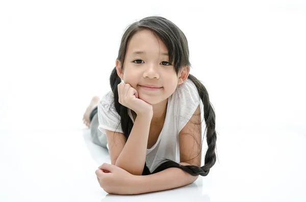 Маленькая милая азиатская девочка отдыхает подбородок за руку — стоковое фото