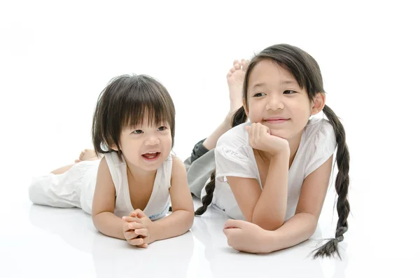 Uśmiechnięty, brat i siostra na białym tle — Zdjęcie stockowe