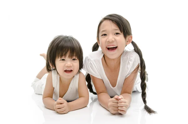 Uśmiechnięty, brat i siostra na białym tle — Zdjęcie stockowe
