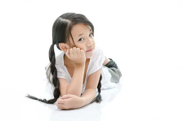 귀여운 아시아 소녀 손으로 턱을 휴식 — 스톡 사진