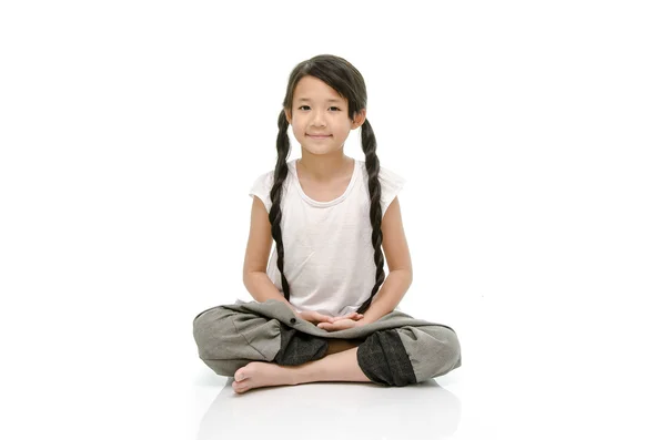 Retrato de hermosa chica asiática meditando — Foto de Stock