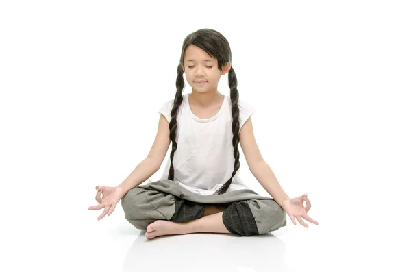 Retrato de hermosa chica asiática meditando — Foto de Stock