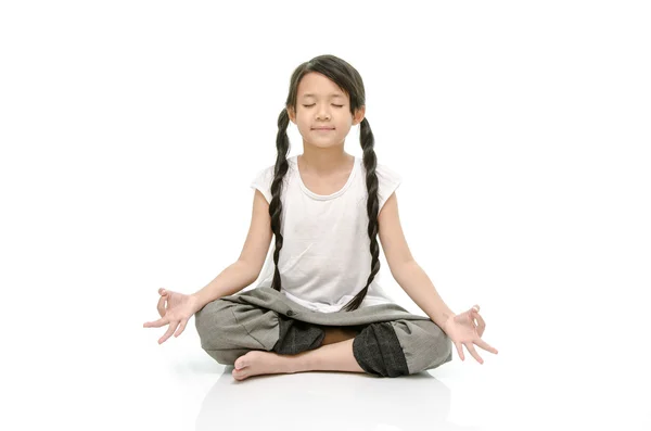 Retrato de hermosa chica asiática meditando — Foto de Stock