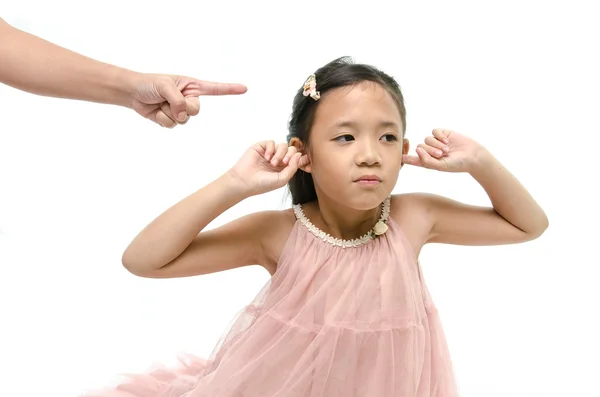 Menina cobrindo orelhas enquanto a mãe repreender — Fotografia de Stock