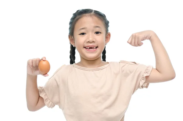 Menina asiática smiiing e segurando ovo — Fotografia de Stock
