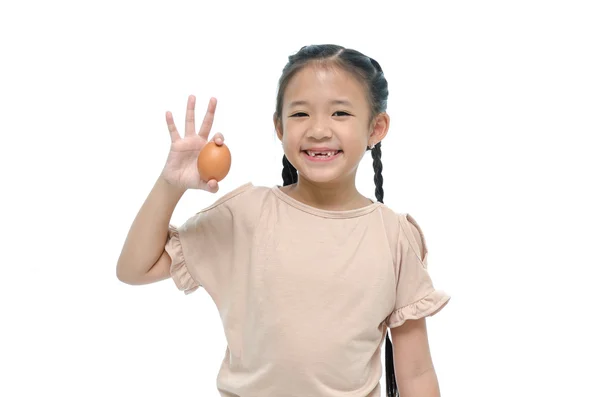 Menina asiática smiiing e segurando ovo — Fotografia de Stock