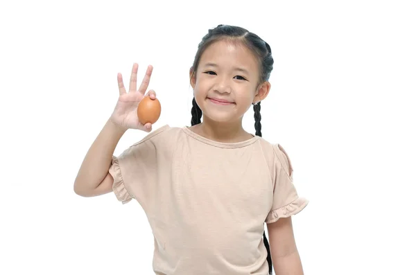 Asian girl smiiing and holding egg — Stock Photo, Image