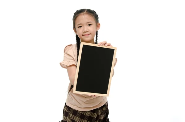 Asijská dívka holdin Černá deska — Stock fotografie