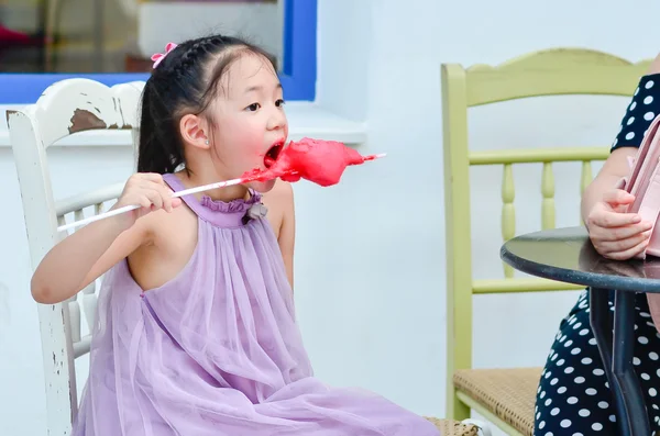 솜 사탕 먹는 아시아 소녀 — 스톡 사진
