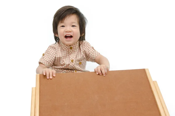 Lindo bebé con un tablero de madera — Foto de Stock