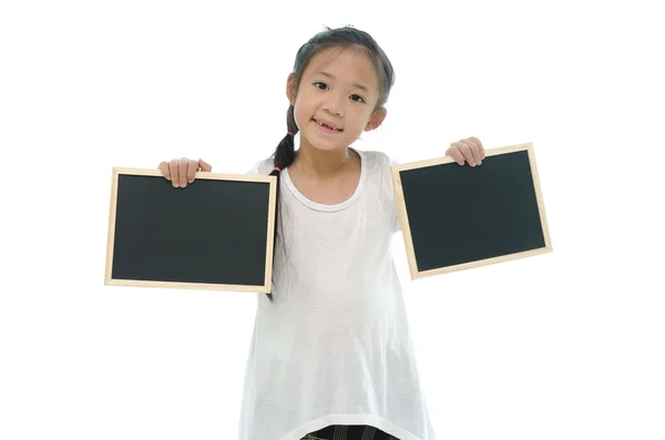 Piccola ragazza asiatica in possesso di due tavole nere su sfondo bianco — Foto Stock