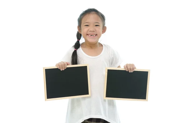 Ασιατικές κοριτσάκι που κρατά δύο πίνακες μαύρο σε άσπρο φόντο — Φωτογραφία Αρχείου