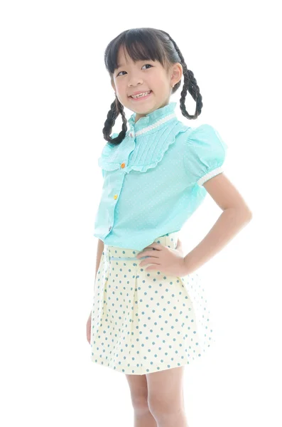 Kleine süße asiatische Mädchen lächeln auf weißem Hintergrund — Stockfoto