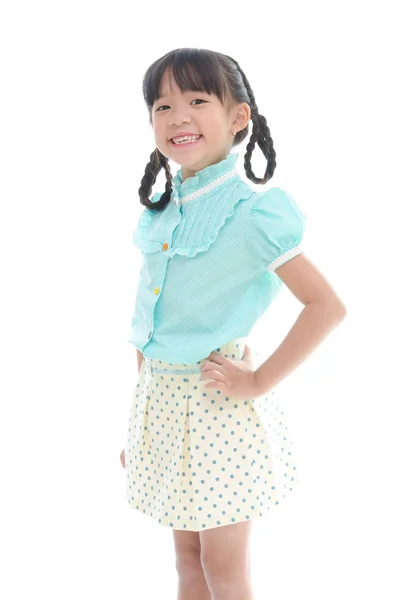 Pouco bonito menina asiática sorrindo no fundo branco — Fotografia de Stock