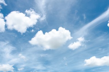 Mavi gökyüzü güneş ve bulut