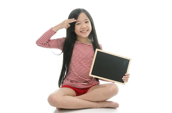 Pequeña hermosa chica asiática sentada y sosteniendo pizarra —  Fotos de Stock