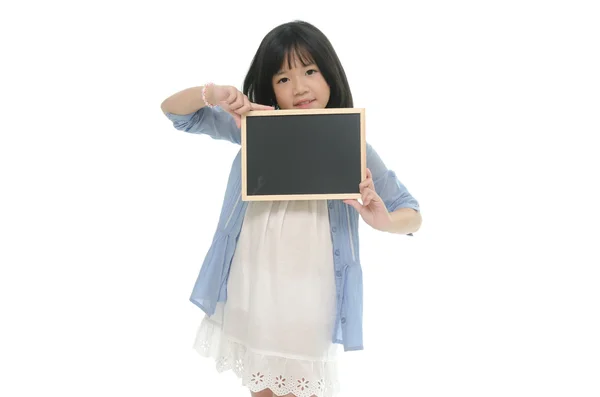 Hermosa chica asiática sosteniendo pizarra en blanco —  Fotos de Stock