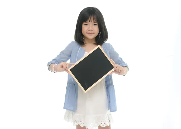 Bella asiatico ragazza holding gesso bordo su bianco — Foto Stock