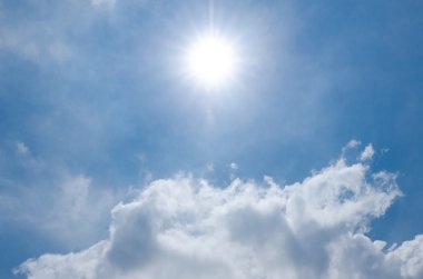 Mavi gökyüzü güneş ve bulut