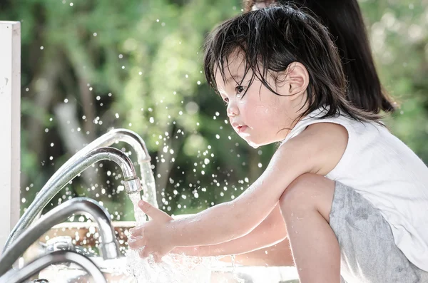 Lilla asiatiska baby tvätta hand — Stockfoto