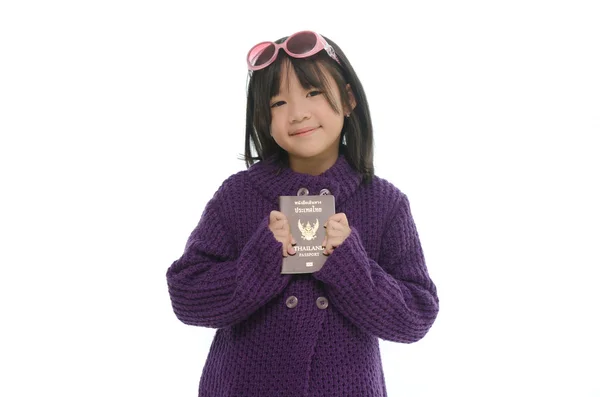 Μικρό ασιατικό κορίτσι εκμετάλλευση διαβατήριο — Φωτογραφία Αρχείου