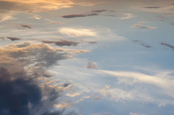 Himmel mit Sonne und Wolken — Stockfoto