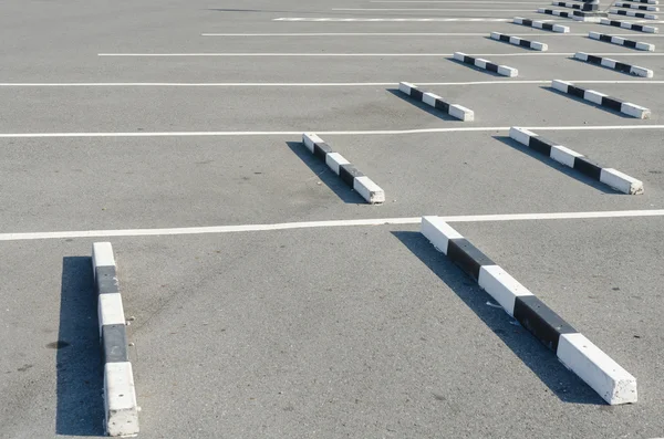空旷的停车场与白色标记背景 — 图库照片