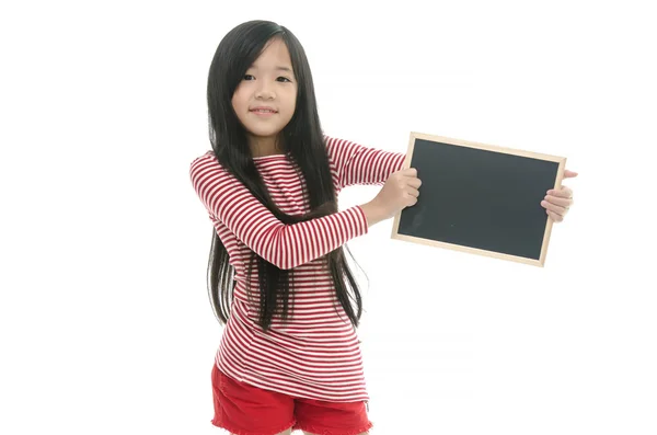 Красива азіатська дівчина тримає крейдяну дошку — стокове фото