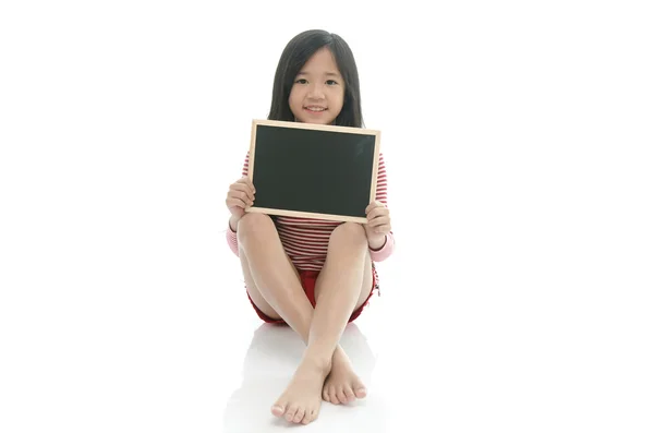 Kleine asiatische Junge und Mädchen sitzen und halten Kreidetafel — Stockfoto