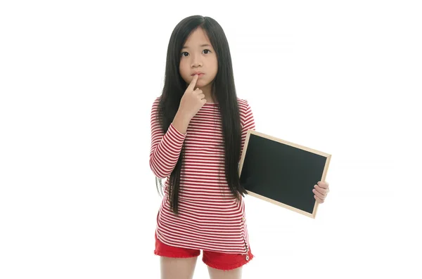 Schöne asiatische Mädchen mit Kreidebrett und Denken — Stockfoto