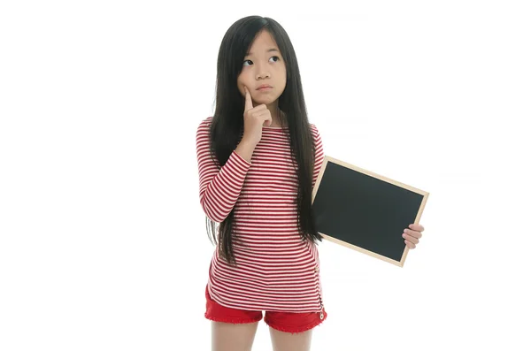 Bella ragazza asiatica tenendo gesso bordo e pensare — Foto Stock