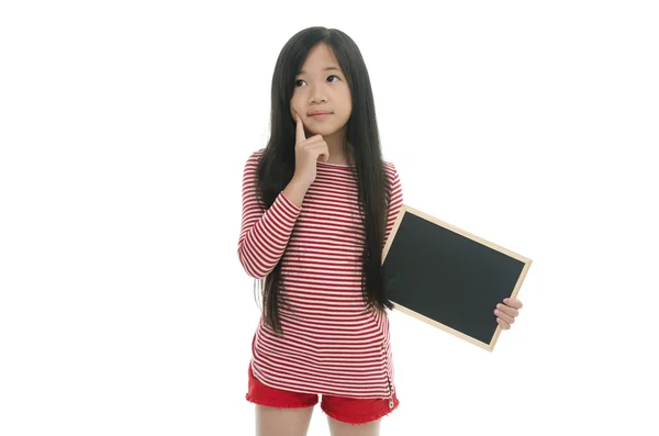 Красива азіатська дівчина тримає крейдяну дошку і думає — стокове фото