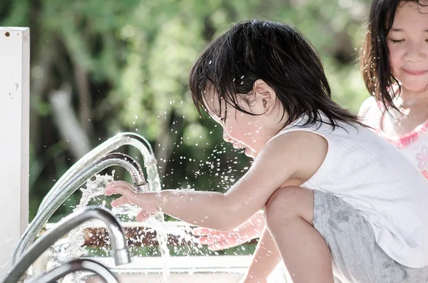 Asijské dítě mytí rukou — Stock fotografie