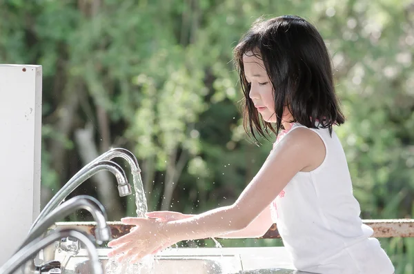 Littlle asiatisk tjej tvätt hand — Stockfoto