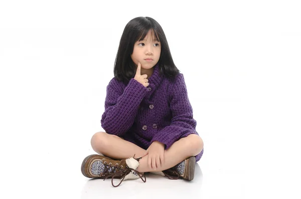 Μικρό ασιατικό κορίτσι που κάθεται και σκέψης — Φωτογραφία Αρχείου