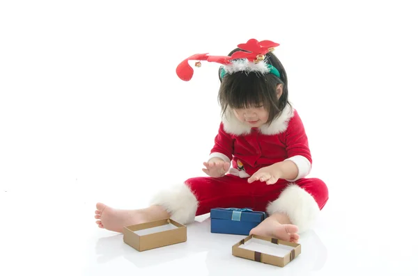 Мила азіатська дитина в костюмі Санти з подарунком — стокове фото