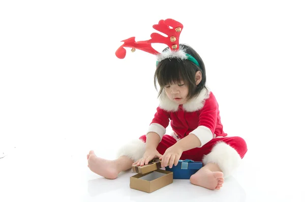 Симпатичный азиатский ребенок в костюме Санты с подарком — стоковое фото