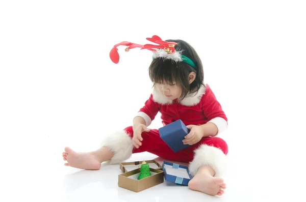 Мила азіатська дитина в костюмі Санти з подарунком — стокове фото