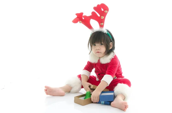 Χαριτωμένο Ασίας μωρό φορώντας santa κοστούμι με παρόν — Φωτογραφία Αρχείου