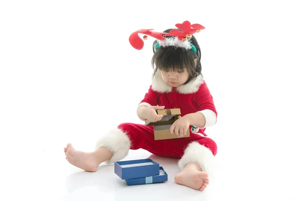 プレゼントでサンタ衣装を着てかわいいアジアの赤ちゃん — ストック写真