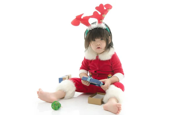Ładny dziecko azjatyckie sobie kostium santa z obecnych — Zdjęcie stockowe