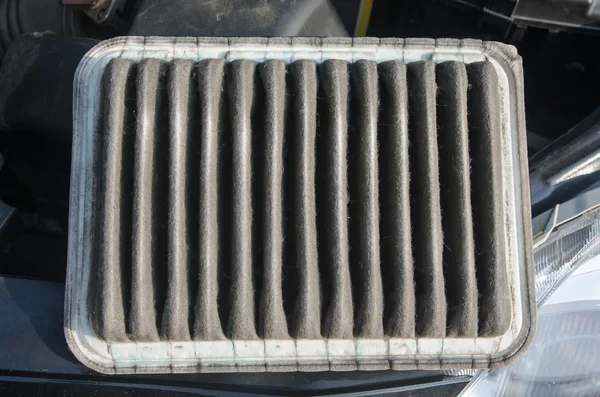 車の汚れた空気フィルター — ストック写真